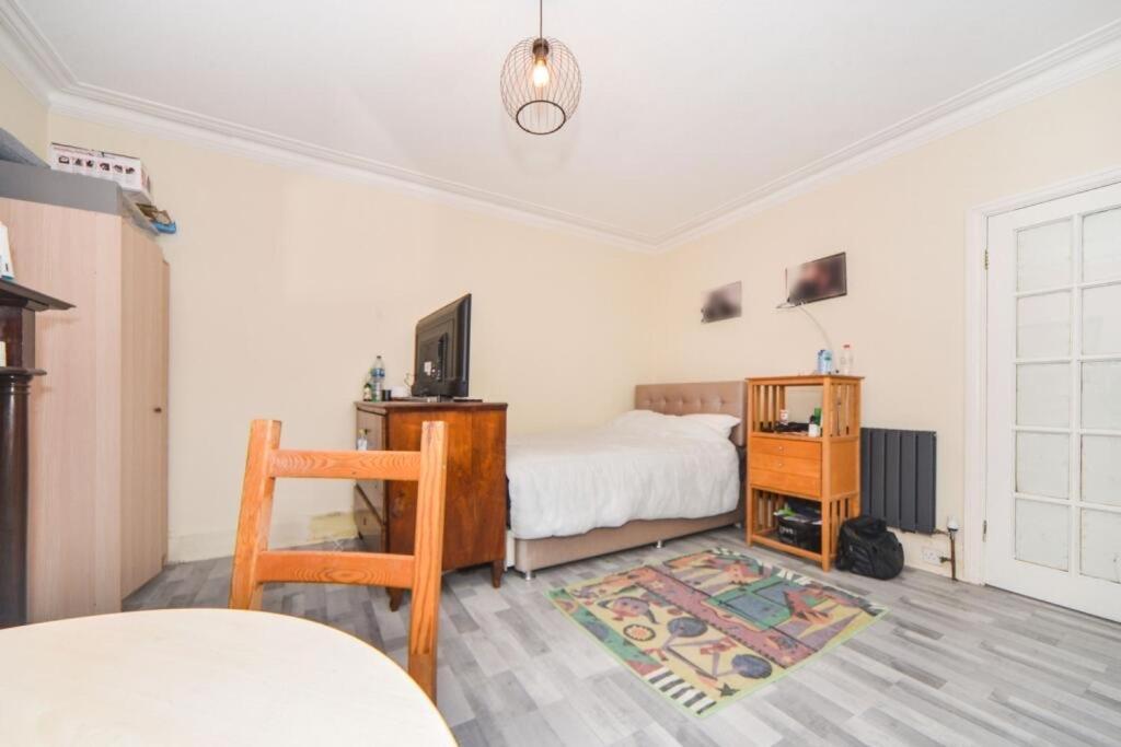 Large Double Room Next To Elisabeth Line Abbey Wood Exterior photo