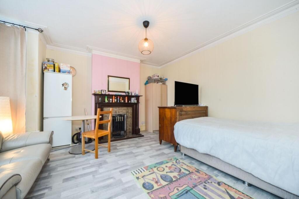 Large Double Room Next To Elisabeth Line Abbey Wood Exterior photo